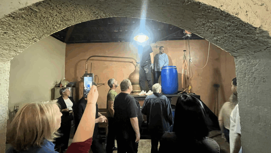 Στο καζαναριό ενός Λαρισαίου: Πως φτιάχνουμε το τσίπουρο – Η διαδικασία, οι συνταγές, το γλέντι, η μυσταγωγία και εμείς… (φωτό – βίντεο)