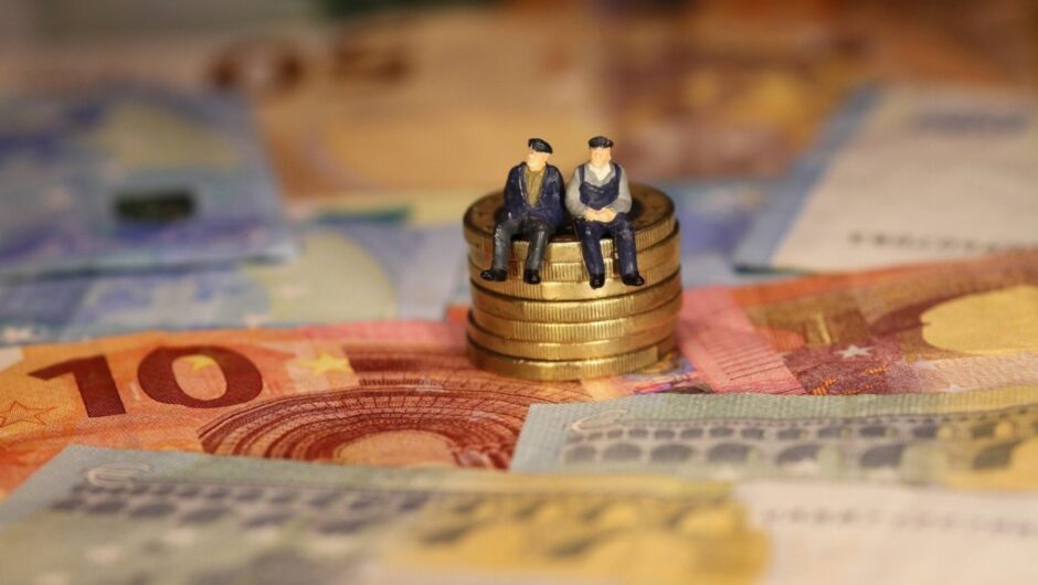 Η ΕΕ προτρέπει τις πρωτεύουσες να στρέψουν τους πολίτες στις ιδιωτικές συντάξεις – Αυξάνεται η πίεση στο ασφαλιστικό
