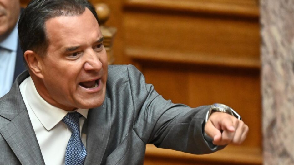 Υπουργός περιχαρής, δηλώνει υπέρμαχος της οπλοκατοχής, αγνοώντας τα δράματα και τις τραγωδίες της Αμερικής