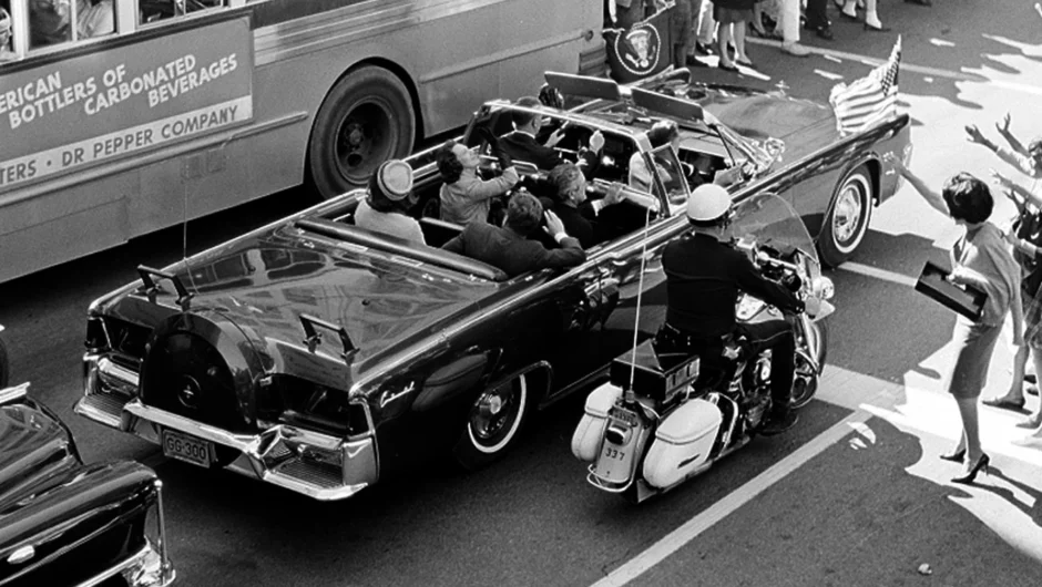 Σαν σήμερα 22 Νοεμβρίου: Δολοφονείται ο JFK – Το whodunnit που στοιχειώνει ακόμη την Αμερική