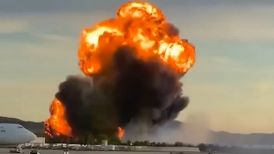 Συγκλονιστικές εικόνες με την πύρινη σφαίρα μετά τη συντριβή αεροσκάφους με τουλάχιστον 7 νεκρούς στο Κεντάκι