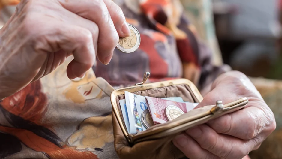 Συντάξεις κάτω των 1.000 ευρώ για πάνω από τους μισούς, με το χάσμα να βαθαίνει
