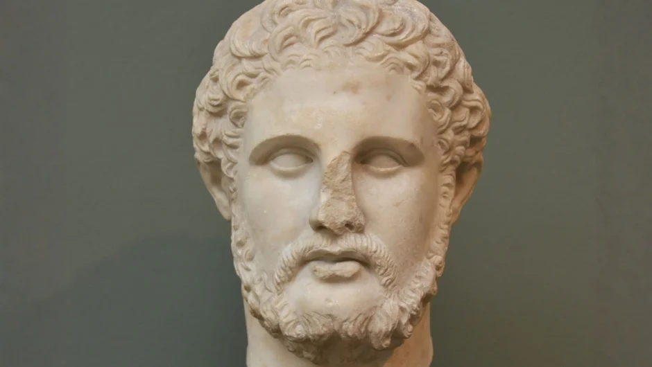 Σαν σήμερα 8 Νοεμβρίου: Ο Μανόλης Ανδρόνικος φέρνει στο φως τον τάφο του Φιλίππου στη Βεργίνα