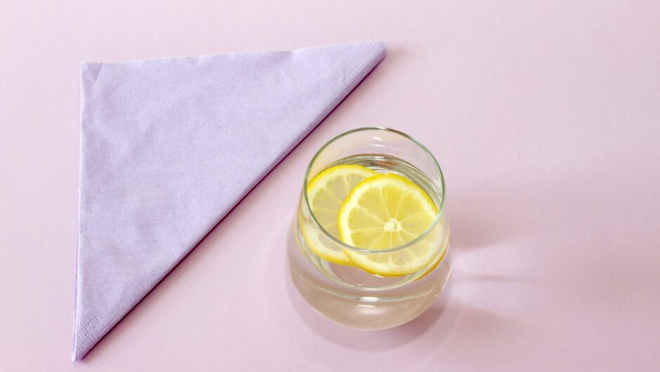 Νερό με λεμόνι ή σκέτο νερό; Ποιο είναι πιο υγιεινό και πρέπει να πίνουμε, σύμφωνα με τους ειδικούς;