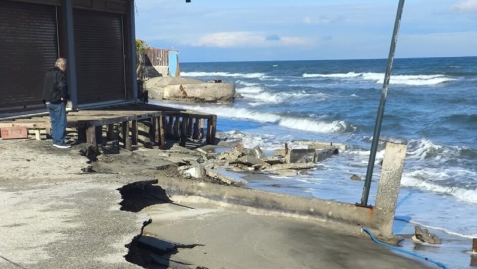 Λάρισα: Η θάλασσα «τρώει» τη στεριά στα Μεσάγγαλα – Παραλία 70 μέτρων περιορίστηκε στο ένα – Κοντεύει να μπει μέσα στα σπίτια (φωτο)