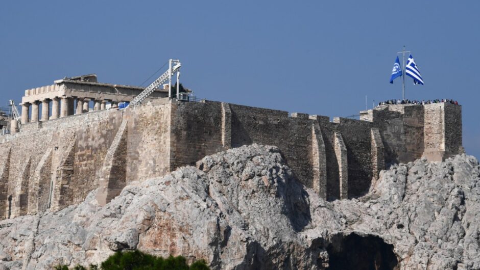 Καθηλωμένοι οι μισθοί στην Ελλάδα, στην κορυφή οι τιμές των βασικών προϊόντων