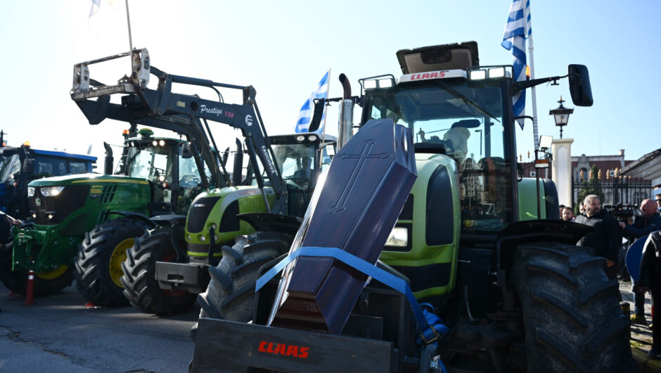 Αγρότες: Αμετακίνητοι από τα μπλόκα σε τελωνεία και εθνικές οδούς – Ο χάρτης των κινητοποιήσεων και τα αιτήματά τους