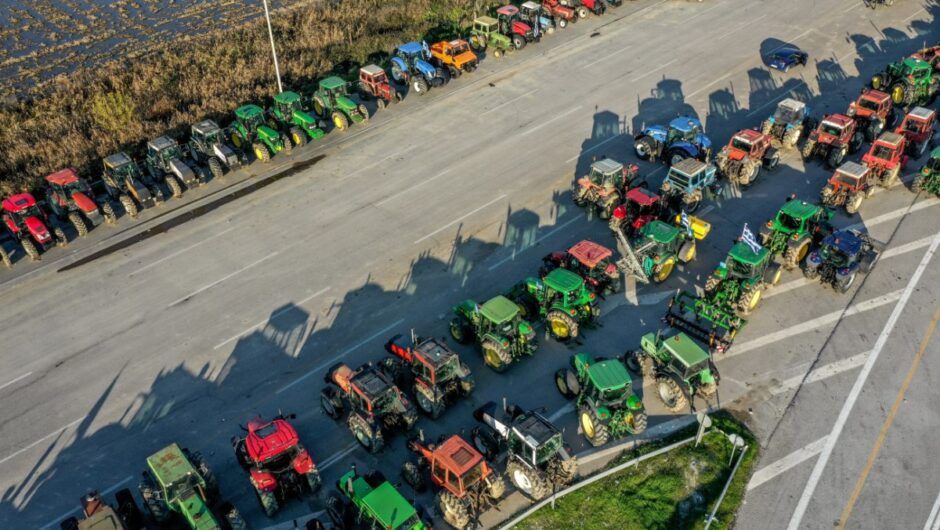 «Οι πραγματικοί αγρότες έχουν μείνει απλήρωτοι»: Σφοδρά πυρά κατά της κυβέρνησης στο φόντο των κινητοποιήσεων