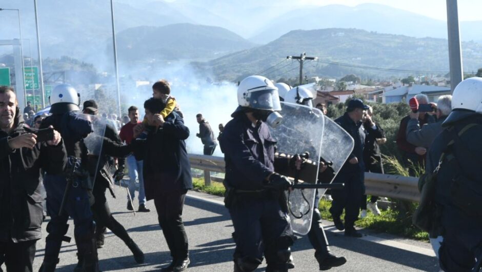 Γέφυρα Ρίου – Αντιρρίου / ΜΑΤ μπλοκάρουν και τα ασθενοφόρα! Ξύλο και χημικά στους αγρότες(βίντεο)