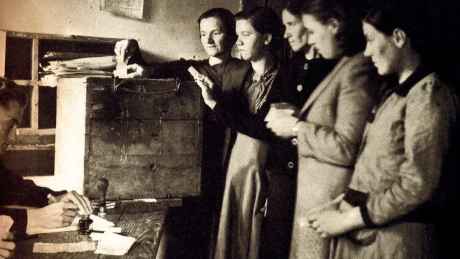 Σαν σήμερα 28 Δεκεμβρίου: Οι Ελληνίδες διεκδικούν ψήφο για πρώτη φορά – Από τη σύσκεψη του 1919 στις κάλπες του 1956