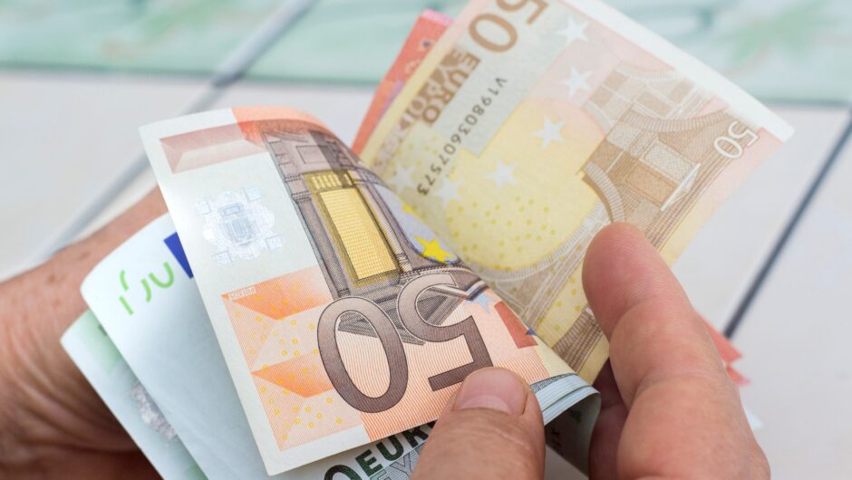 Πόσο αυξάνονται οι μισθοί σε δημόσιο και ιδιωτικό τομέα – Αναλυτικά παραδείγματα ανά κατηγορία