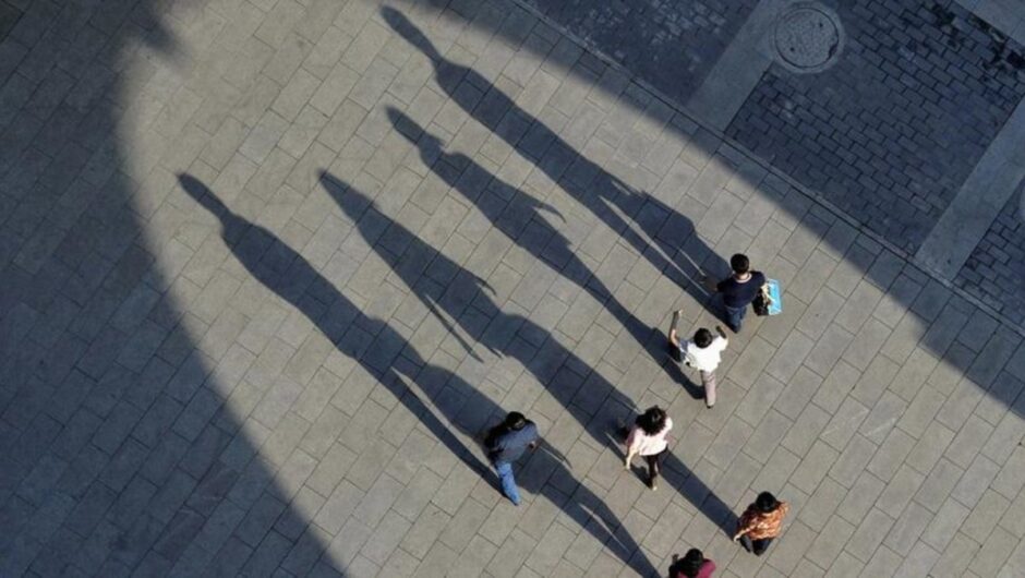 Δύο δουλειές για να βγει ο μήνας – Γιατί η δεύτερη εργασία επιστρέφει