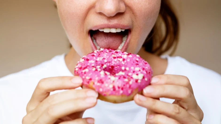 Μικροβιολόγοι εξηγούν τι συμβαίνει στο στόμα σας όταν τρώτε ζάχαρη