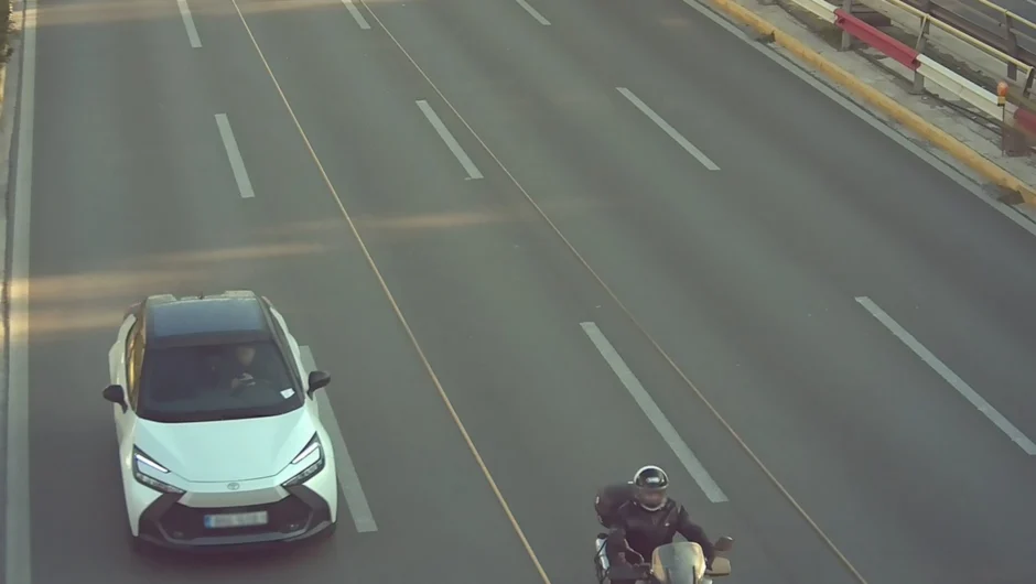 Τους έπιασαν στα πράσα οι έξυπνες κάμερες – Πάνω από 1.000 οδηγούσαν με το κινητό στο χέρι – Με το νέο έτος τα πρώτα ραβασάκια