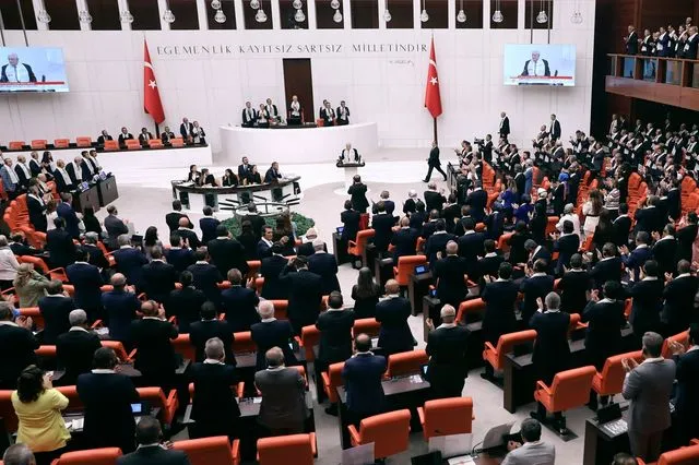 Χάος στο τουρκικό κοινοβούλιο – Βουλευτές έπαιξαν ξύλο για 10 λεπτά