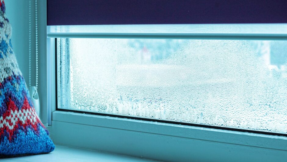 Γιατί μυρίζει υγρασία το σπίτι τον χειμώνα – Τα 6 λάθη που την παγιδεύουν και δημιουργούν μούχλα