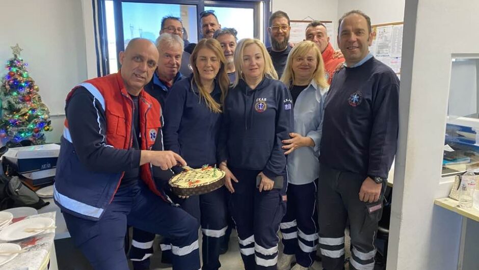 «Διάλειμμα» με κοπή βασιλόπιτας για τους διασώστες του ΕΚΑΒ – Ξημερώματα Πρωτοχρονιάς με πλήθος κλήσεων (φωτ.)
