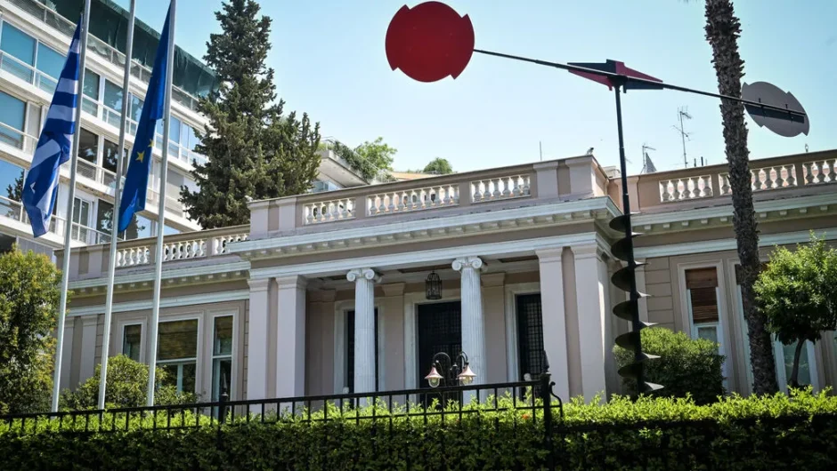 Στρώνουν με μικροπαροχές τον δρόμο προς τις κάλπες