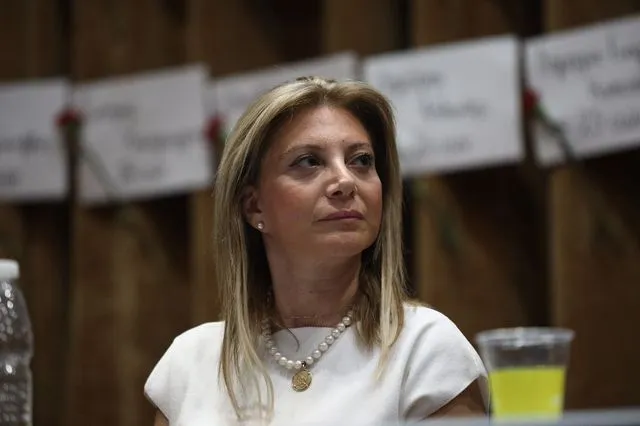 Οι κυβερνητικές λύσεις είναι δύο, η Καρυστιανού είναι μόνο για “κλικ”…