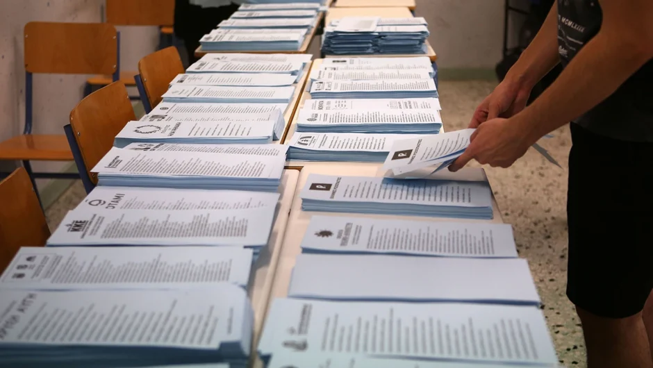 Πρώτη με διαφορά η Νέα Δημοκρατία με 32,4% σε νέα δημοσκόπηση – Πώς Τσίπρας και Καρυστιανού αλλάζουν τον πολιτικό χάρτη