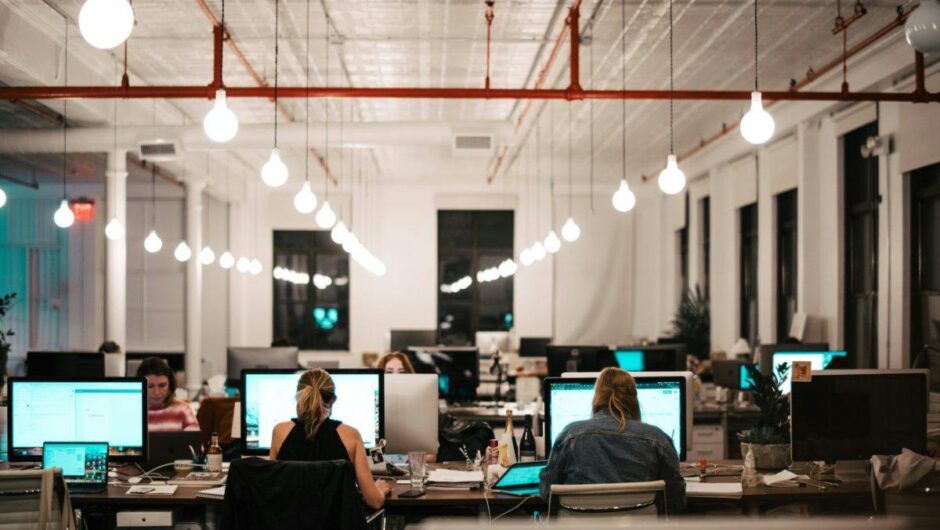Workmonitor 2026: Δεύτερη δουλειά για να βγει ο μήνας ψάχνει ο ένας στους δύο Έλληνες εργαζόμενους
