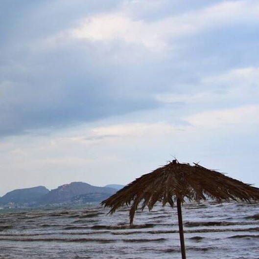 Καιρός: Νεφώσεις και τοπικές βροχές στο μεγαλύτερο μέρος της χώρας – Σκόνη από την Σαχάρα στα δυτικά και νότια