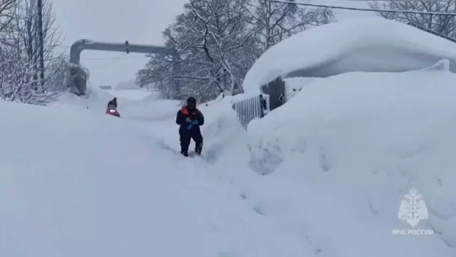 Ρωσία: Θαμμένες κάτω από το χιόνι ολόκληρες γειτονιές – Σκάβουν τούνελ για να φτάσουν στα σπίτια τους [βίντεο]