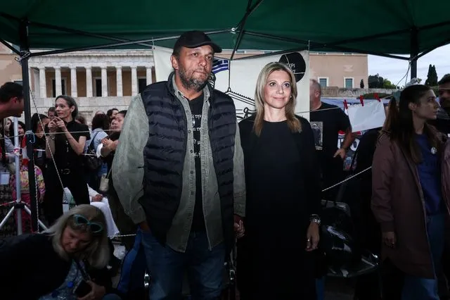 Τρία σενάρια για την Καρυστιανού