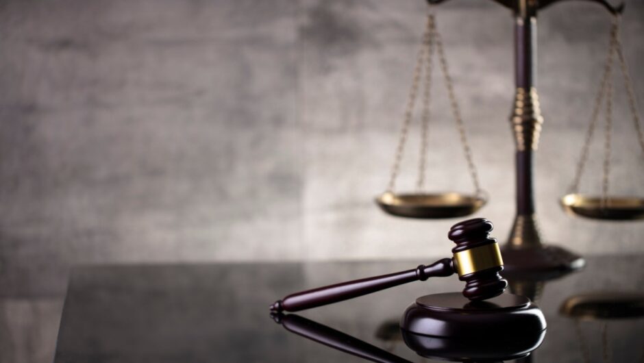 Παίζοντας με τους θεσμούς