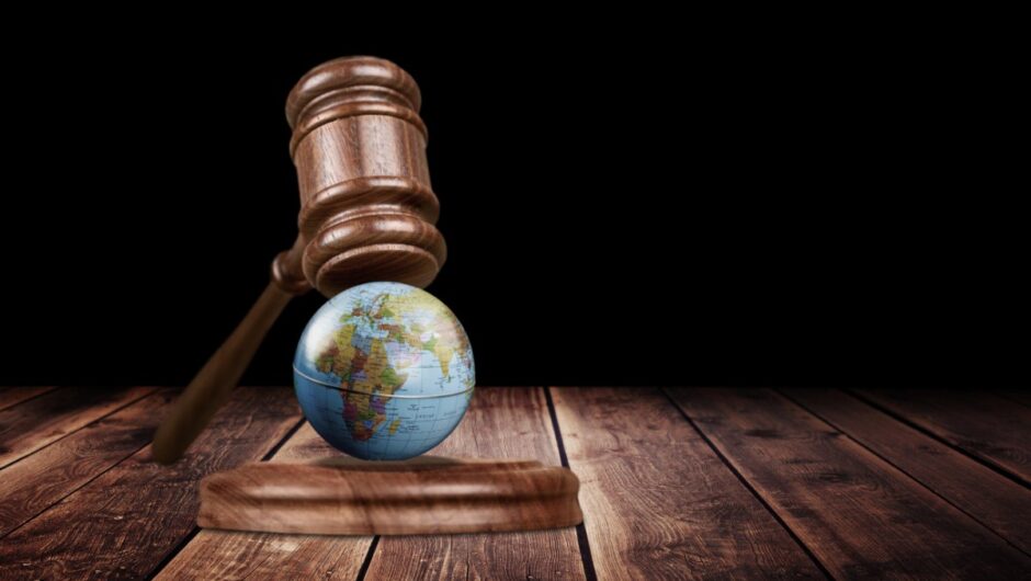 Όταν ο κόσμος γίνεται όλο και πιο χαοτικός και επικίνδυνος, είναι ακριβώς η ώρα να σχολιάσουμε και να υπερασπιστούμε τη διεθνή νομιμότητα