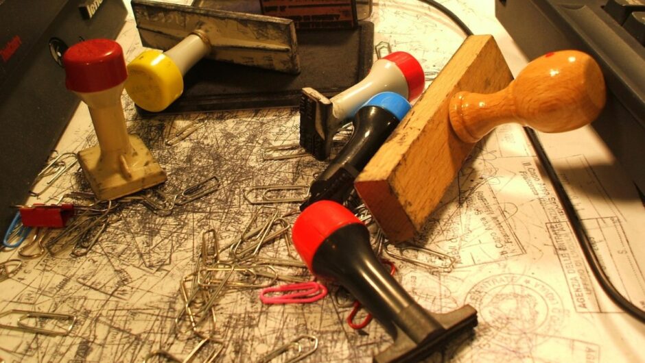 Γραφειοκρατία: Δύσκολη χώρα για επενδύσεις η Ελλάδα – Εκκλήσεις για μείωση της… χαρτούρας και στην ΕΕ