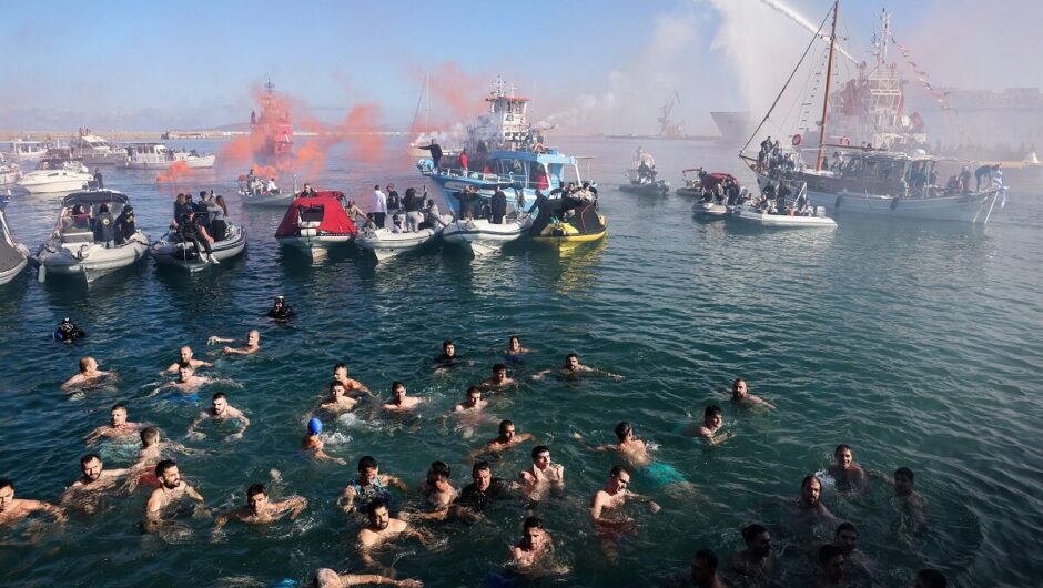 Θεοφάνια: Τα έθιμα και οι τοπικές παραδόσεις για τα Φώτα σε όλη την Ελλάδα