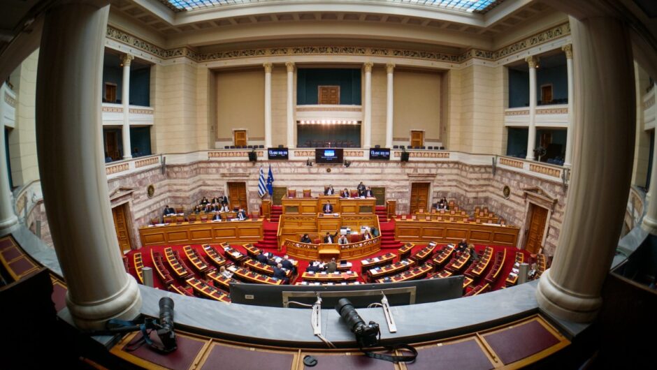 Έγινε «δουλίτσα» στη Βουλή: Το «άσε μας κουκλίτσα μου» του Καιρίδη στη Ζωή και η συγνώμη του Δένδια