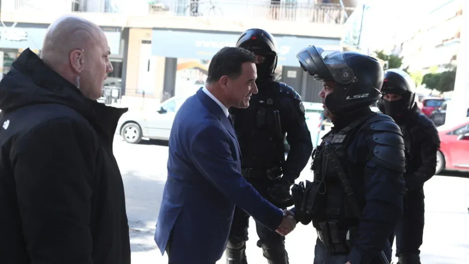 Φιέστα Αδωνη με χημικά και ξύλο σε υγειονομικούς