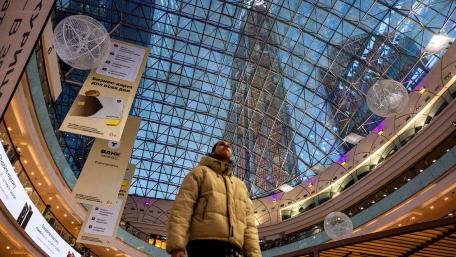 Σφίγγοντας το ζωνάρι στη Ρωσία – Άδεια πορτοφόλια και ψυγεία για τον πόλεμο του Πούτιν