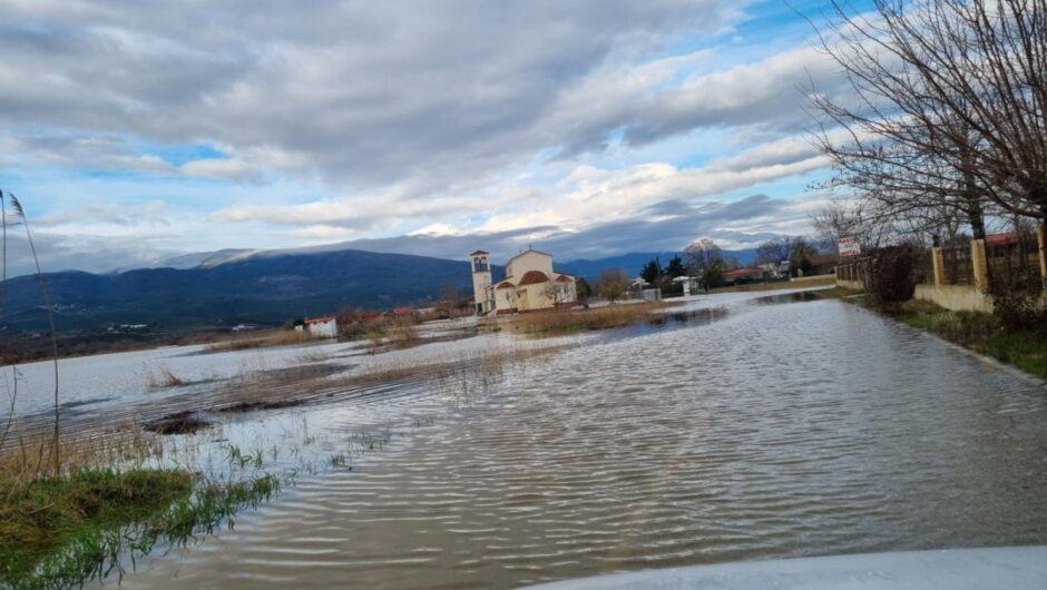 Λάρισα: “Βενετία” τα Μεσάγκαλα μετά την έντονη κακοκαιρία: Η θάλασσα «έφαγε» ενάμιση μέτρο από το δρόμο (φωτο – βίντεο)