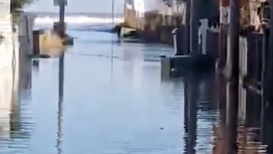 Απίστευτες εικόνες: Η θάλασσα βγήκε στη στεριά και …κατάπιε αυλές και σπίτια σε παραλιακό οικισμό της Λάρισας (φωτο – βίντεο)