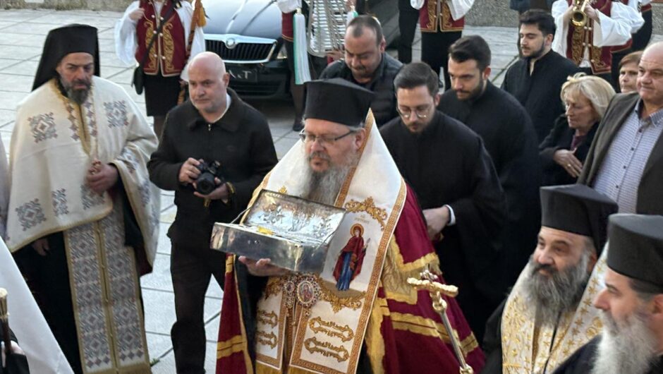 Οι Θεολόγοι απαντούν στην κριτική του ΣΥΡΙΖΑ, για την προσκύνηση των Λειψάνων του Μεγάλου Βασιλείου στη Λάρισα, από μαθητές