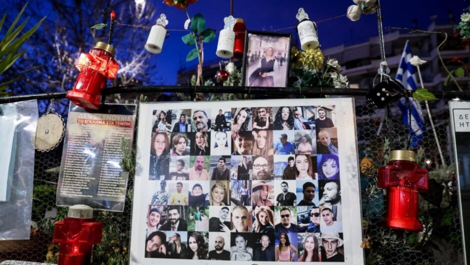 Βαρύ το κλίμα στη Λάρισα: Γέμισε με λουλούδια και αναμνηστικά το μνημείο των θυμάτων λίγο πριν την θλιβερή επέτειο (φωτο)