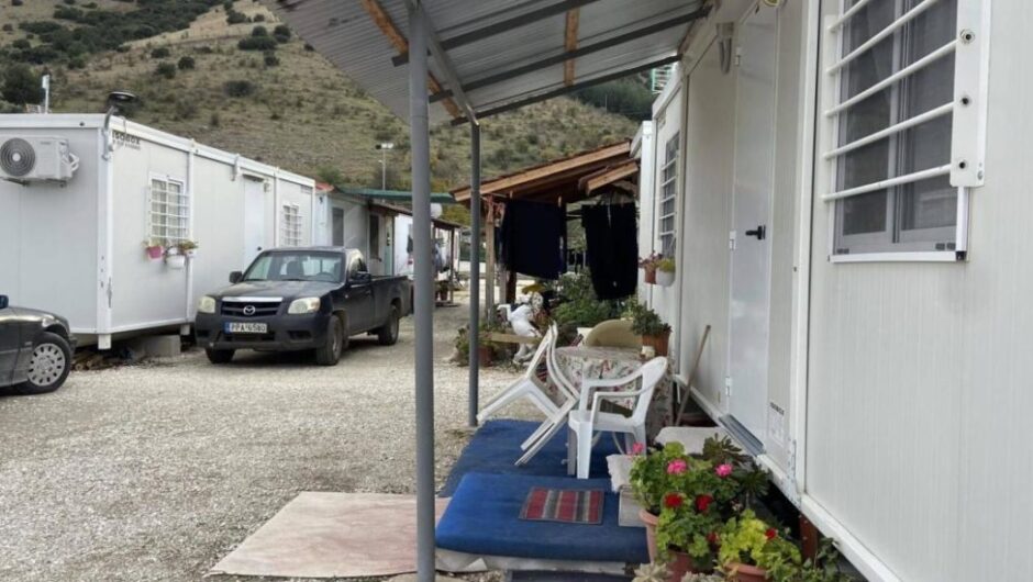 Λάρισα: Πέντε χρόνια εγκλωβισμένοι στα ερείπια – Σαν να μην έφτανε αυτό τους στέλνουν στα δικαστήρια για τα κοντέινερ