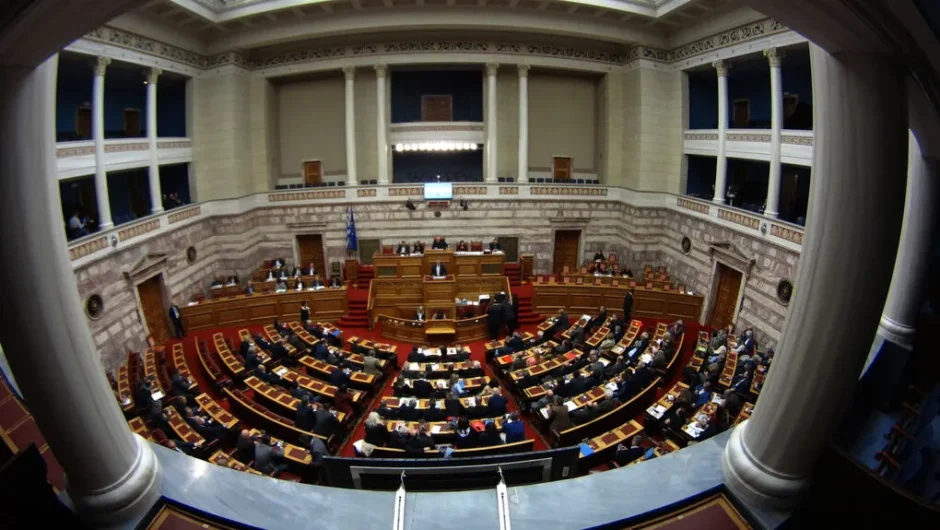 Καμιά εμπιστοσύνη στο «μητσοτάκειο» Σύνταγμα