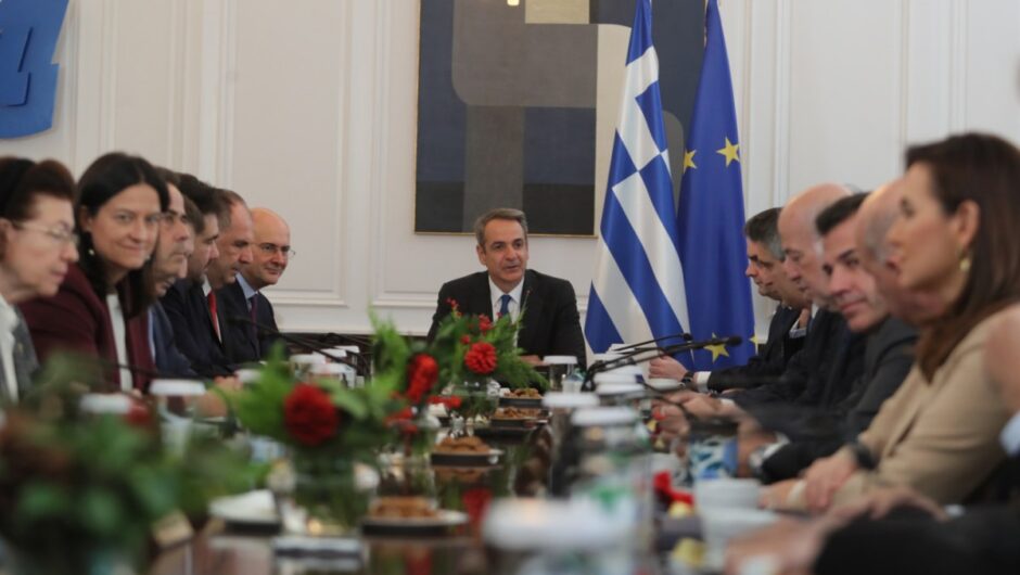 Μεταξύ του «δεν υπάρχει εναλλακτική», αυταρχικής συμπεριφοράς και του «είναι κλέφτες και αυτοί» στρώνεται το έδαφος της ακροδεξιάς