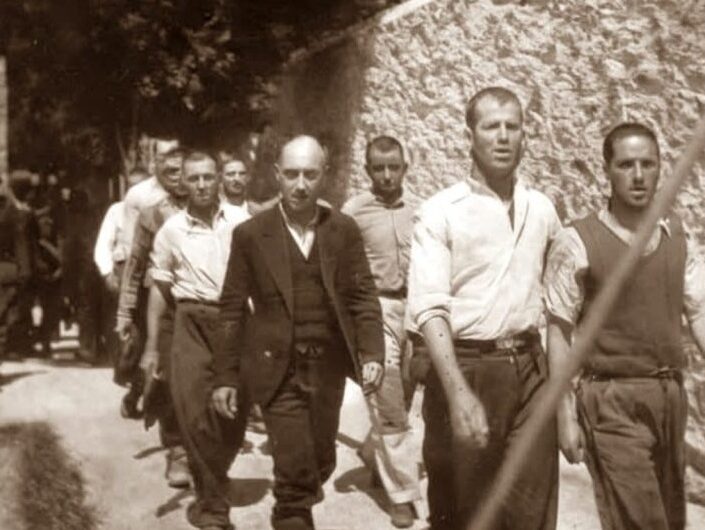 Μνημείο οι φωτογραφίες της Καισαριανής – Τύμπανα πολέμου στη Μέση Ανατολή – Ανησυχία για τον ιό Τσικουνγκούνια