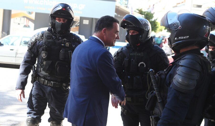 Επιμένουν τα εκλογικά σενάρια σε μια Βουλή που μετατρέπεται σε καθημερινό reality show