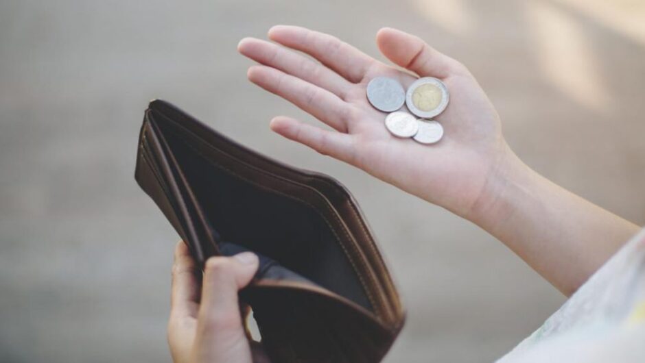 Ελληνικά νοικοκυριά σε κρίση: Το εισόδημα τελειώνει πριν το τέλος του μήνα για έξι στους 10