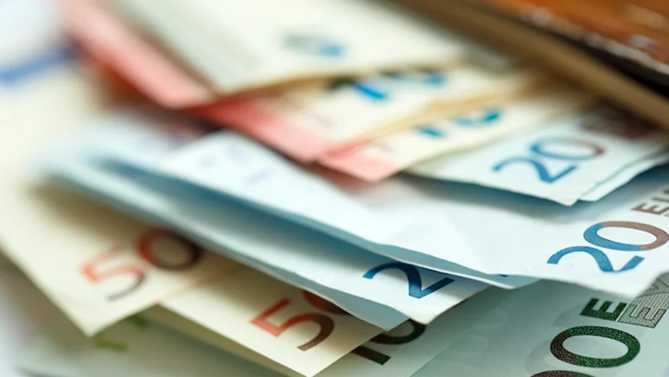 Τα τρία σενάρια για την αύξηση του κατώτατου μισθού, οι κυβερνητικές ισορροπίες και οι τελικές αποφάσεις