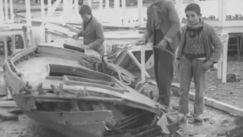 Σαν σήμερα 7 Φεβρουαρίου: Το τσουνάμι στο Αίγιο που έφερε τη θάλασσα στα σπίτια