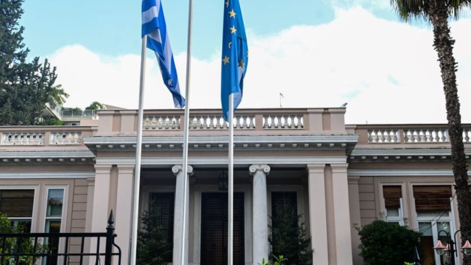 Οι πολιορκητές με το βλέμμα των πολιορκημένων – Τα πολλαπλά μέτωπα του Μαξίμου