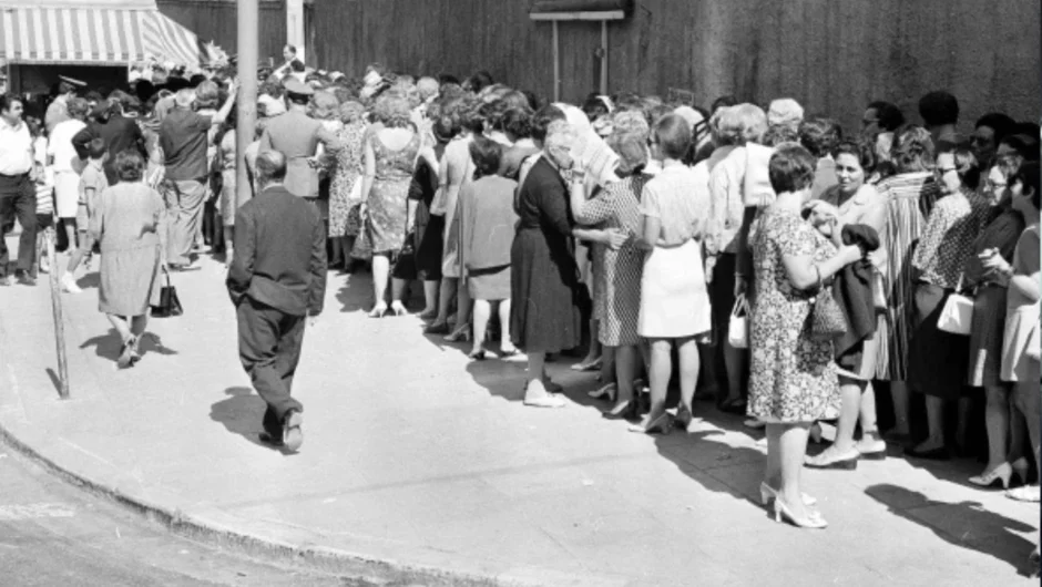 Σαν σήμερα 5 Φεβρουαρίου: Οι Ελληνίδες κερδίζουν το δικαίωμα ψήφου, αλλά όχι και όλες – «Μόνο οι άσχημες θέλουν ψήφο»