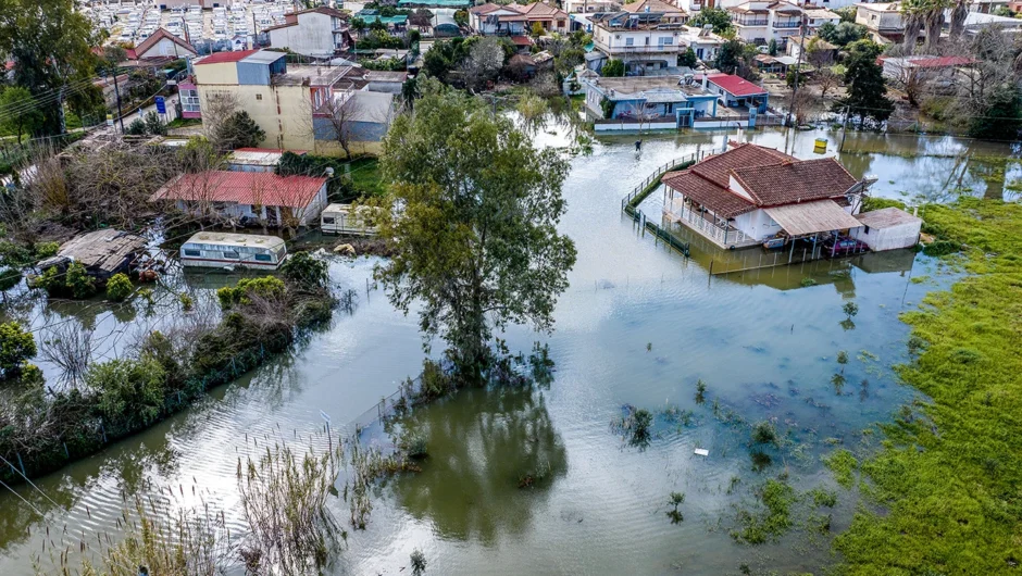 Εικόνες καταστροφής από την κακοκαιρία: Κατολισθήσεις, καθιζήσεις, αποκλεισμένα χωριά και γονείς να μεταφέρουν παιδιά στην πλάτη